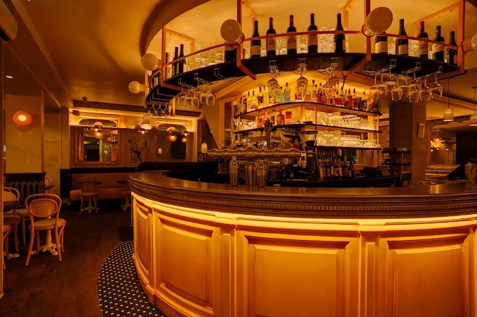 Le bar en arrondi du Café Dupont