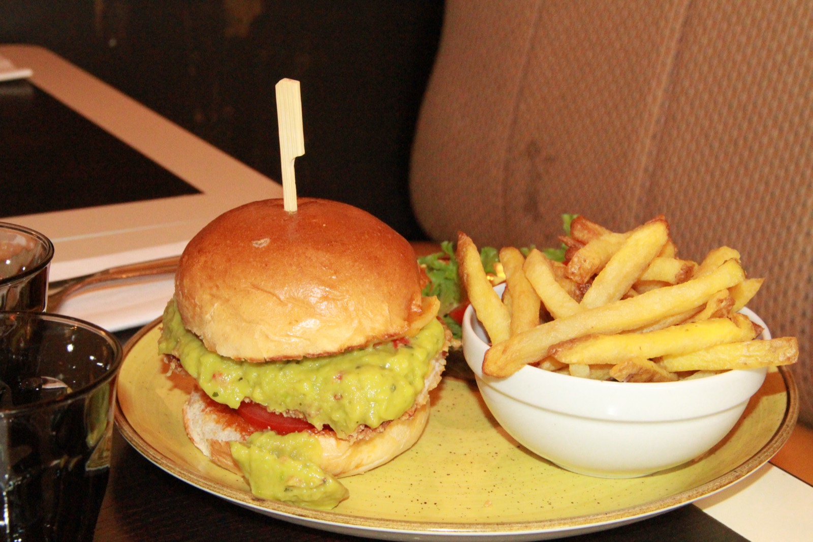 Burger et frites au Café Dupont