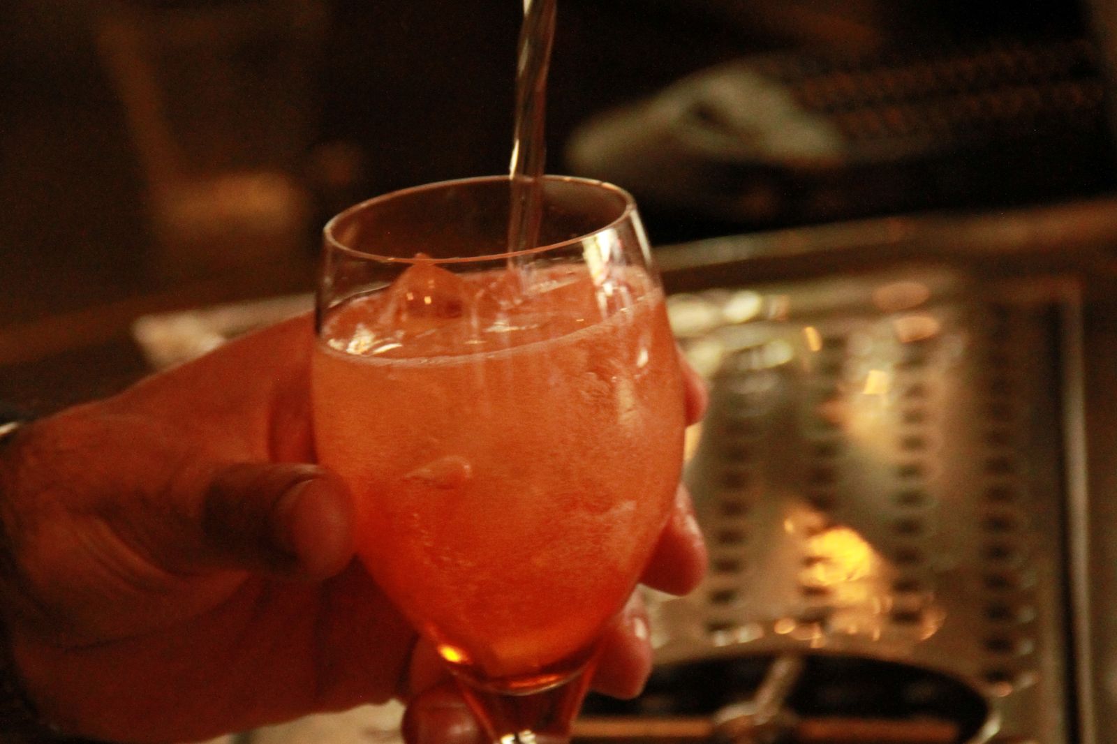Un cocktail servi au comptoir