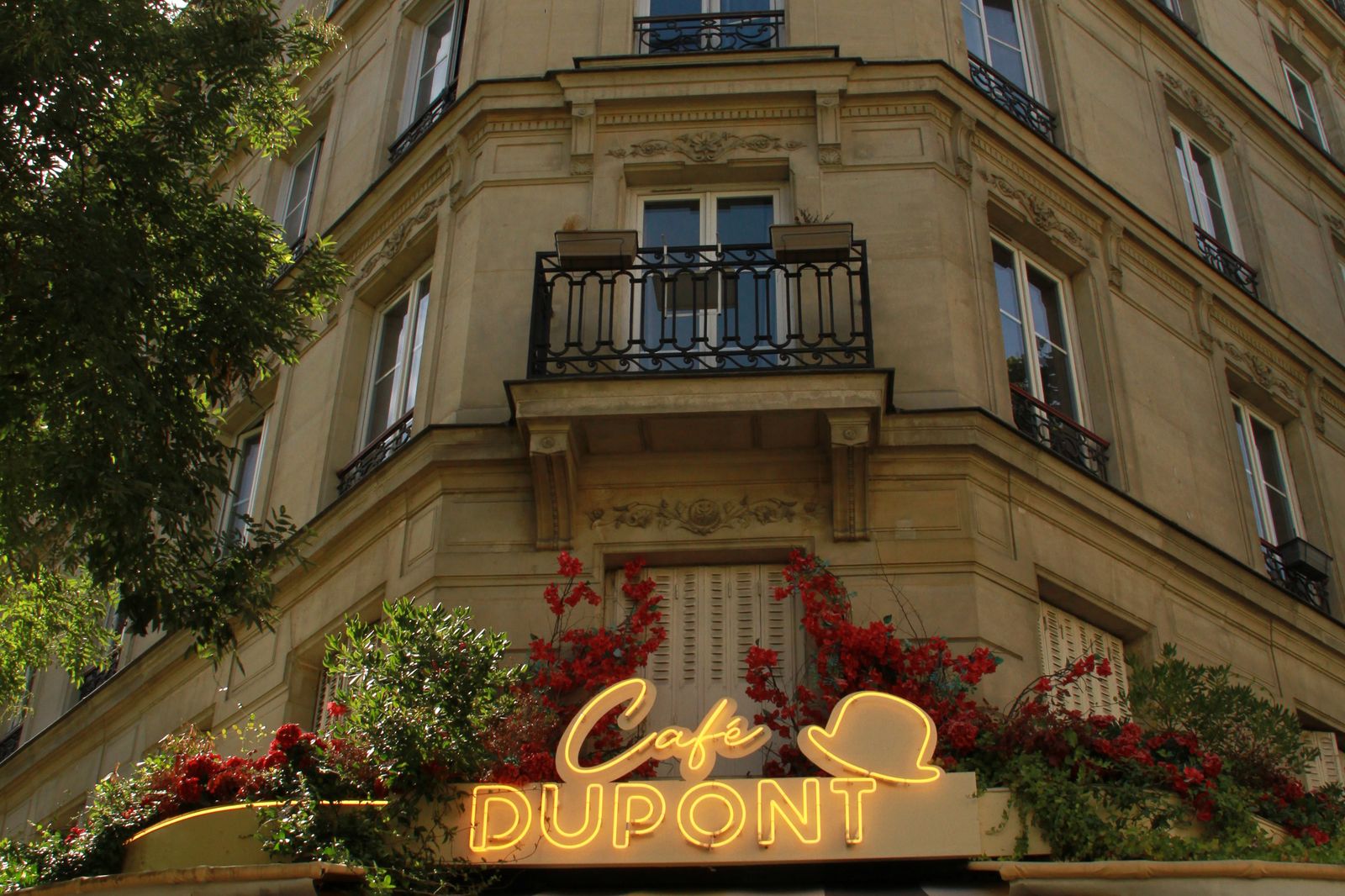 La façade et l’enseigne du Café Dupont