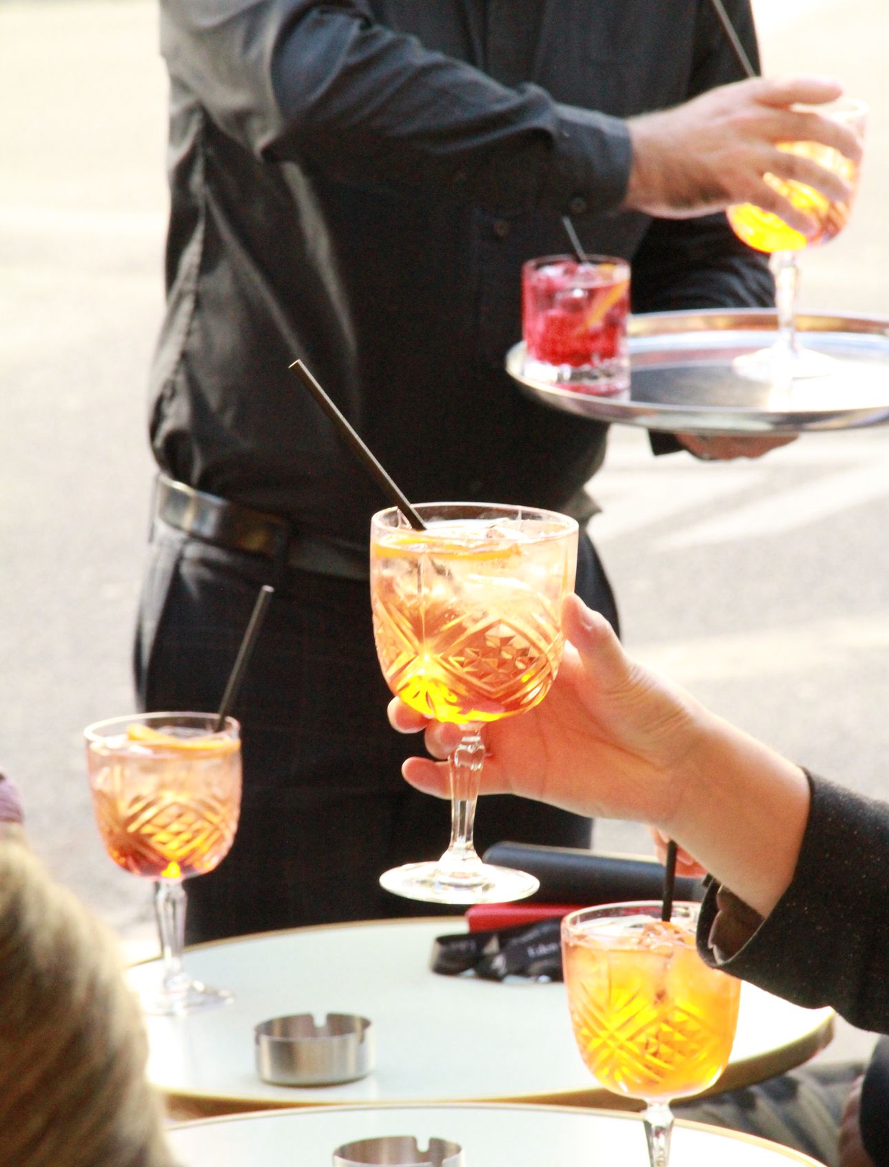 Deux spritz servis en terrasse