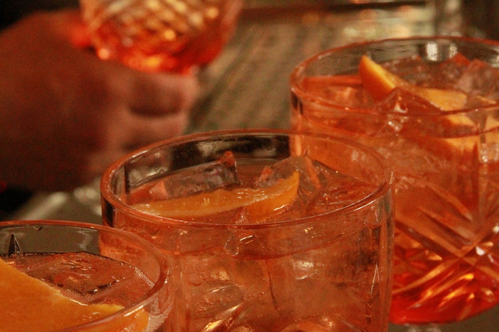Deux spritz servis au comptoir