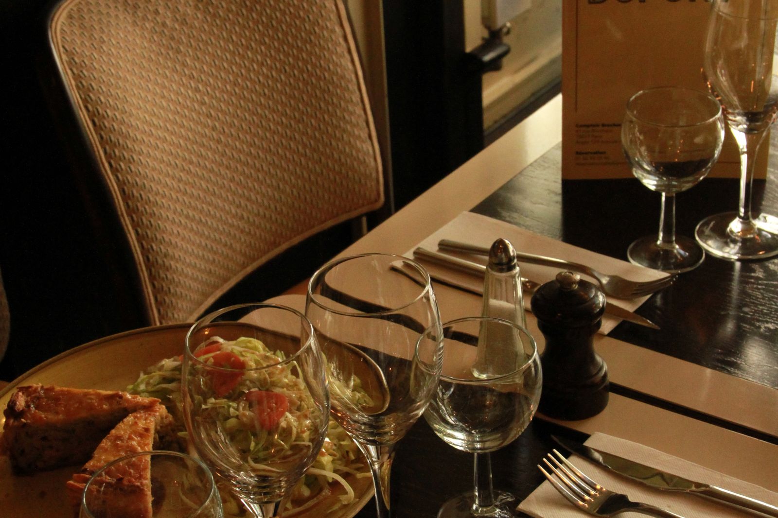 Table dressée, verres et planche à partager