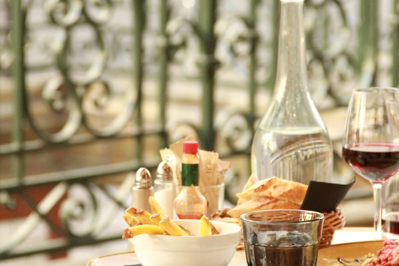 Table dressée au Café Dupont