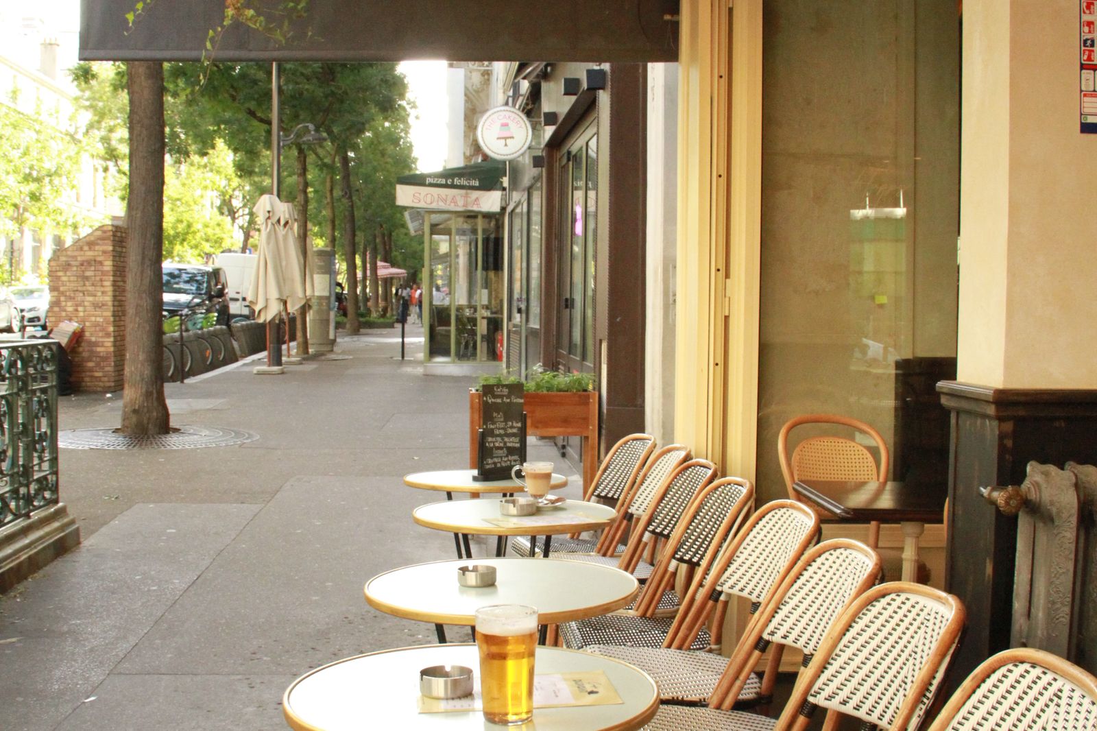 La terrasse et ses chaises bistrot en plein jour