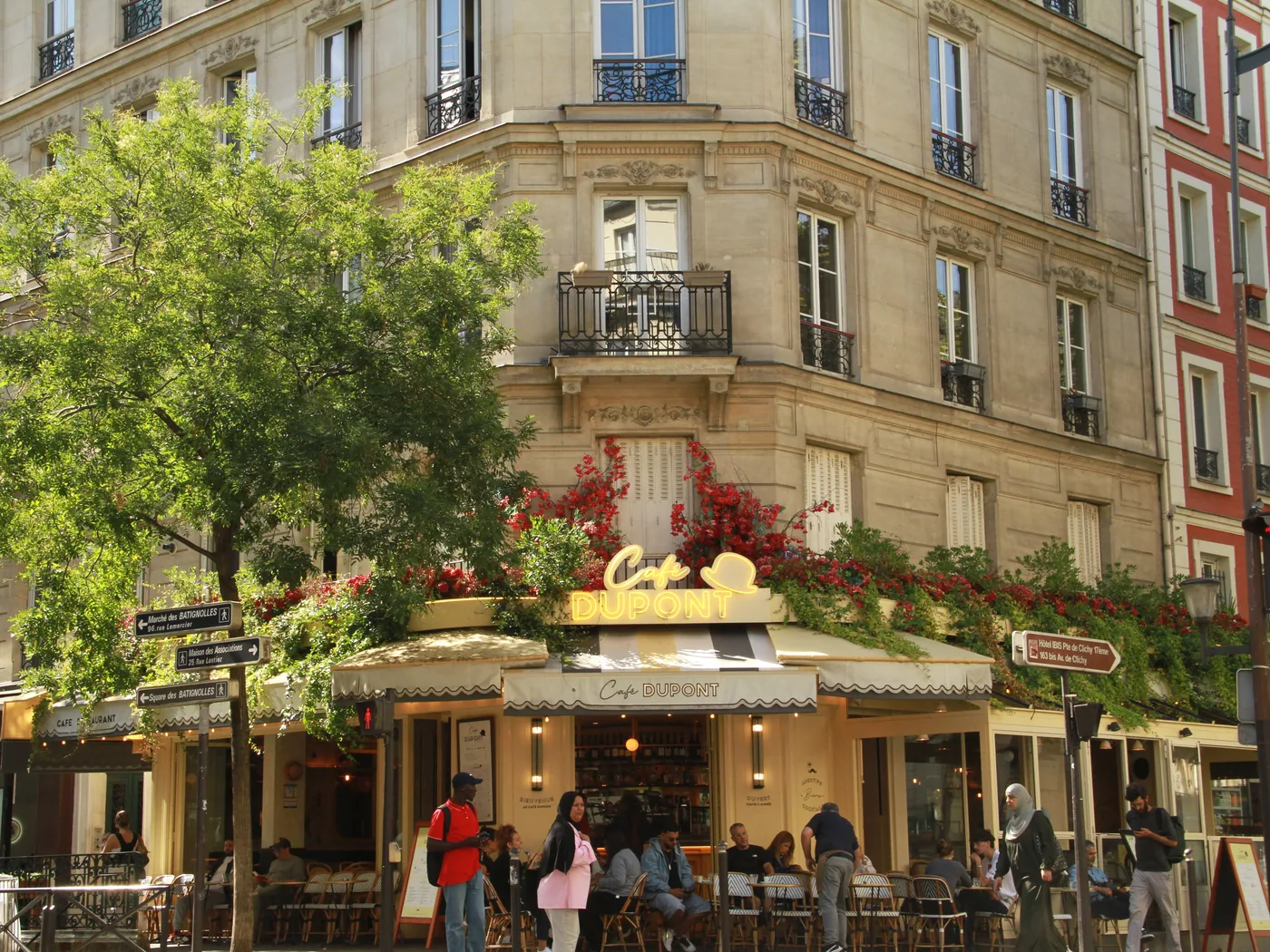 La terrasse à l’angle de la rue Brochant
